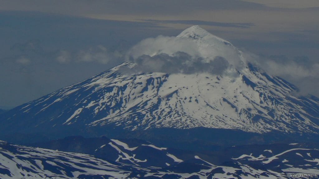 Volcan actif - Vue d'une montagne argentine au sommet du Volcan Villarica à Pucon Chili