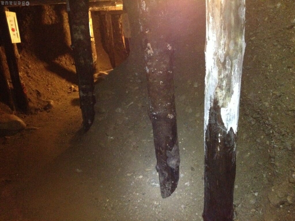 Photo à l'intérieur du tunnel découvert sous le site des pyramides de Bosnie
