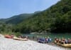 Photo de la rivière Tara au Montenegro - un groupe de rafters