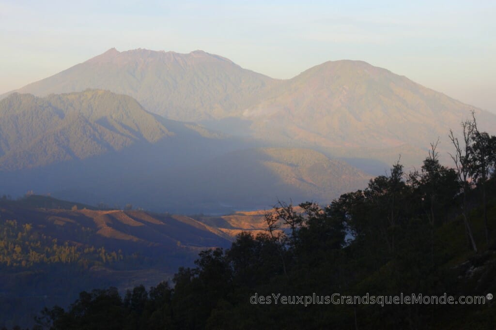 Ascension du Volcan Ijen à Java en Indonésie - Levé de soleil sur les montagnes autour du Ijen
