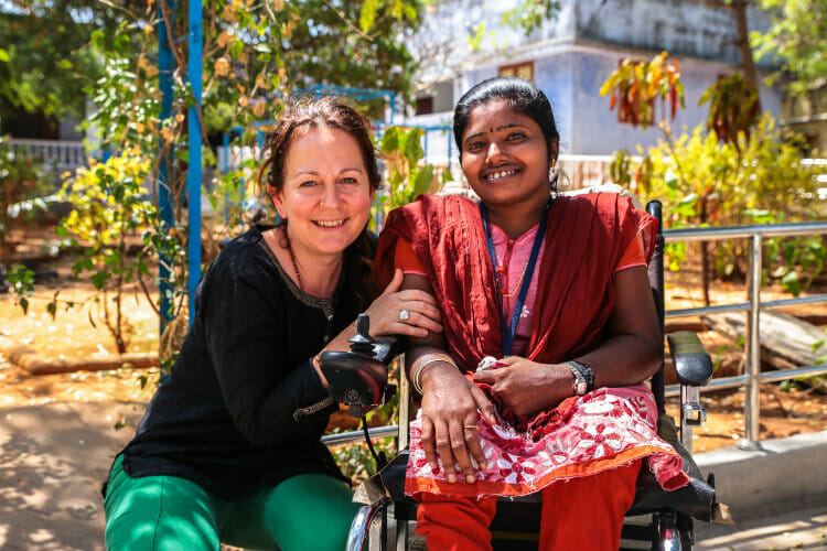 Volontariat avec l'Association les Enfants Papillons - Karine avec une résidente du centre en Inde