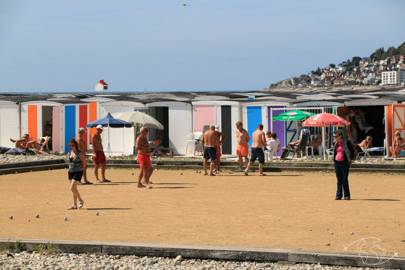Visiter le Havre - Terrain de boules et cabanes de plage sur le front de mer
