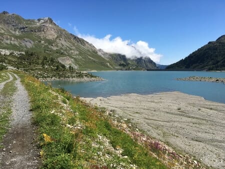 Randonnée suisse - Tour du Lac de Salanfe - Vue sur le barrage et la cabane