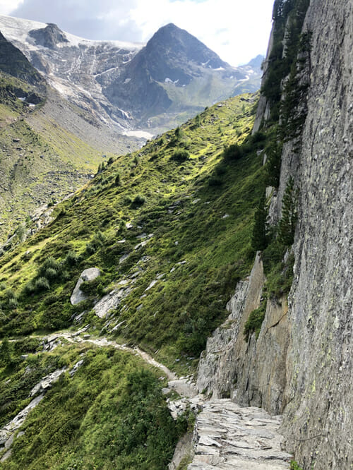Sentier à flanc de falaise - Refuge du Glacier du Trient